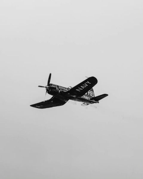 Un aereo storico della marina in volo, in bianco e nero