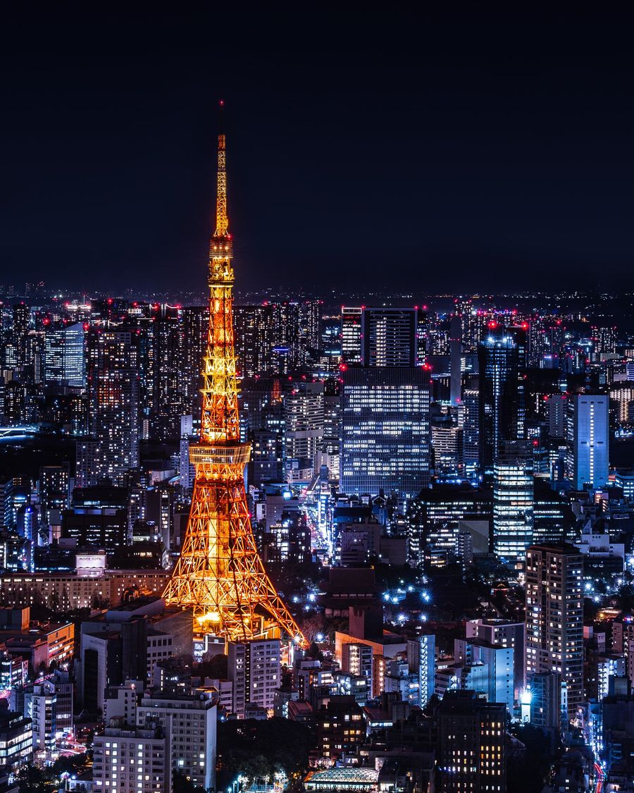 Tokyo di notte vista dall'alto, con la Tokyo Tower illuminata di arancio