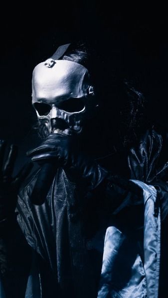 Il cantante dei Lachryma con la maschera a teschio, in luce blu