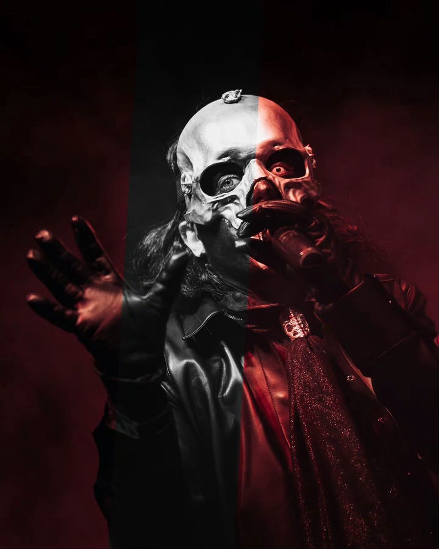 Il cantante dei Lachryma con la maschera a teschio, metà in luce rossa