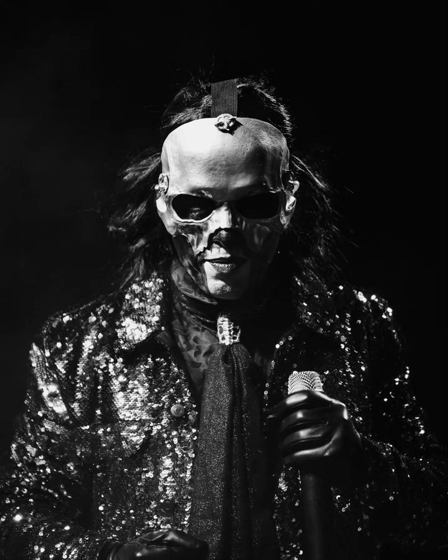 Il cantante dei Lachryma con la maschera a teschio e la giacca di paillettes, in bianco e nero