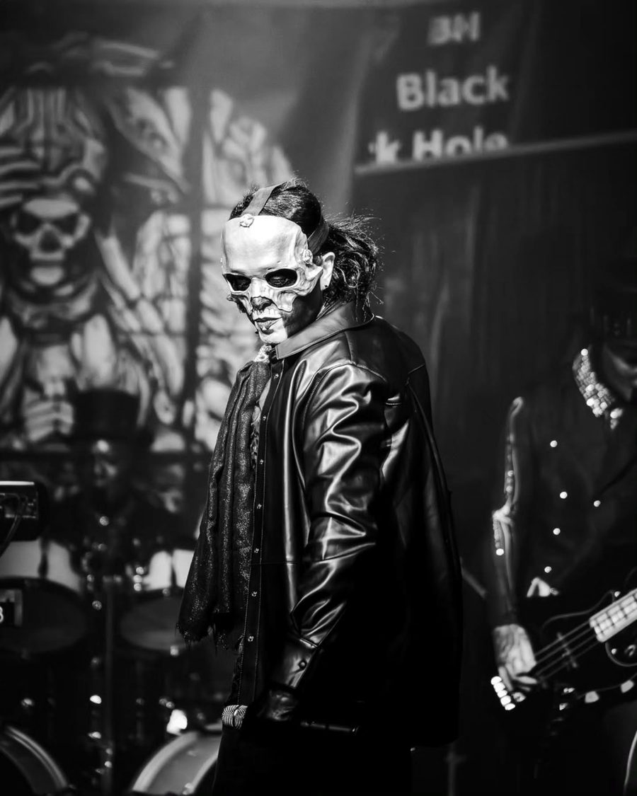 Il cantante dei Lachryma sul palco del Black Hole, in bianco e nero