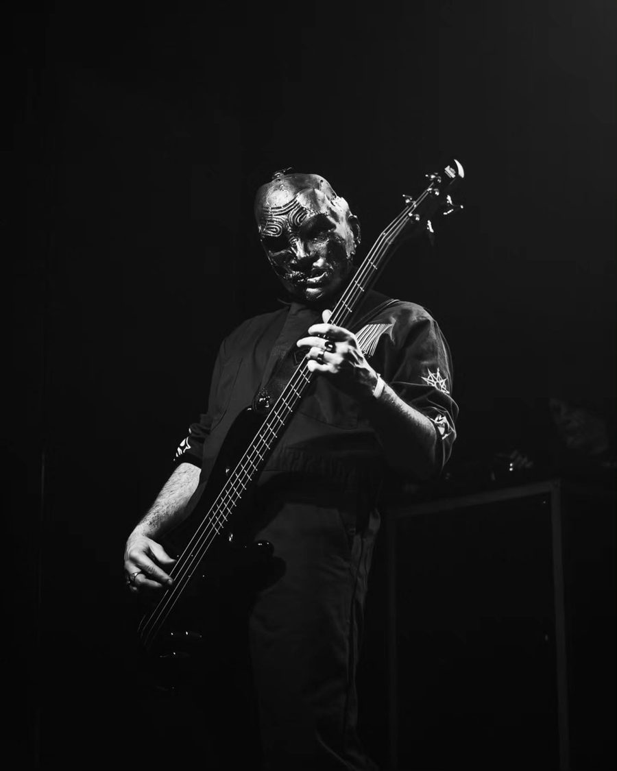 Il bassista mascherato dei Subliminal Verses, in bianco e nero