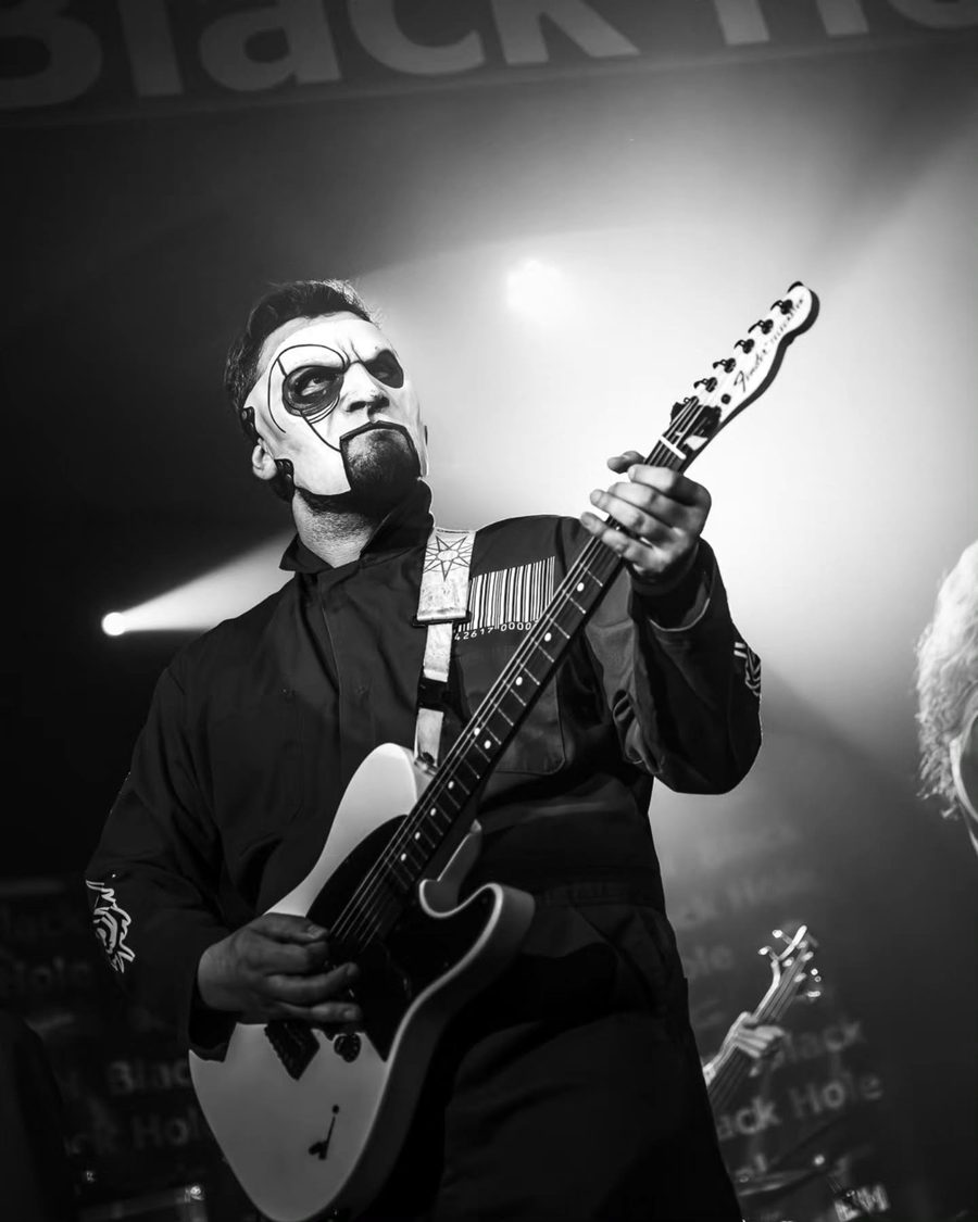 Il chitarrista dei Subliminal Verses con la chitarra bianca, in bianco e nero