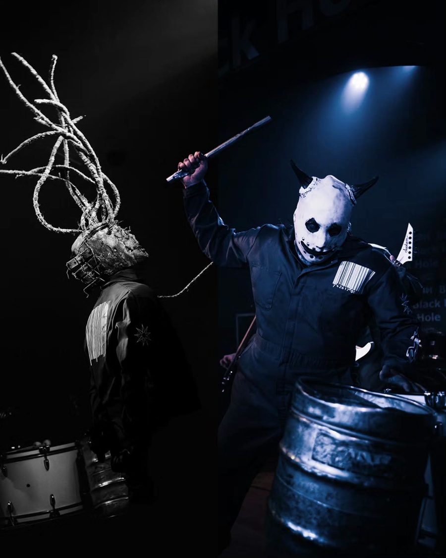 I due percussionisti dei Subliminal Verses in luce blu