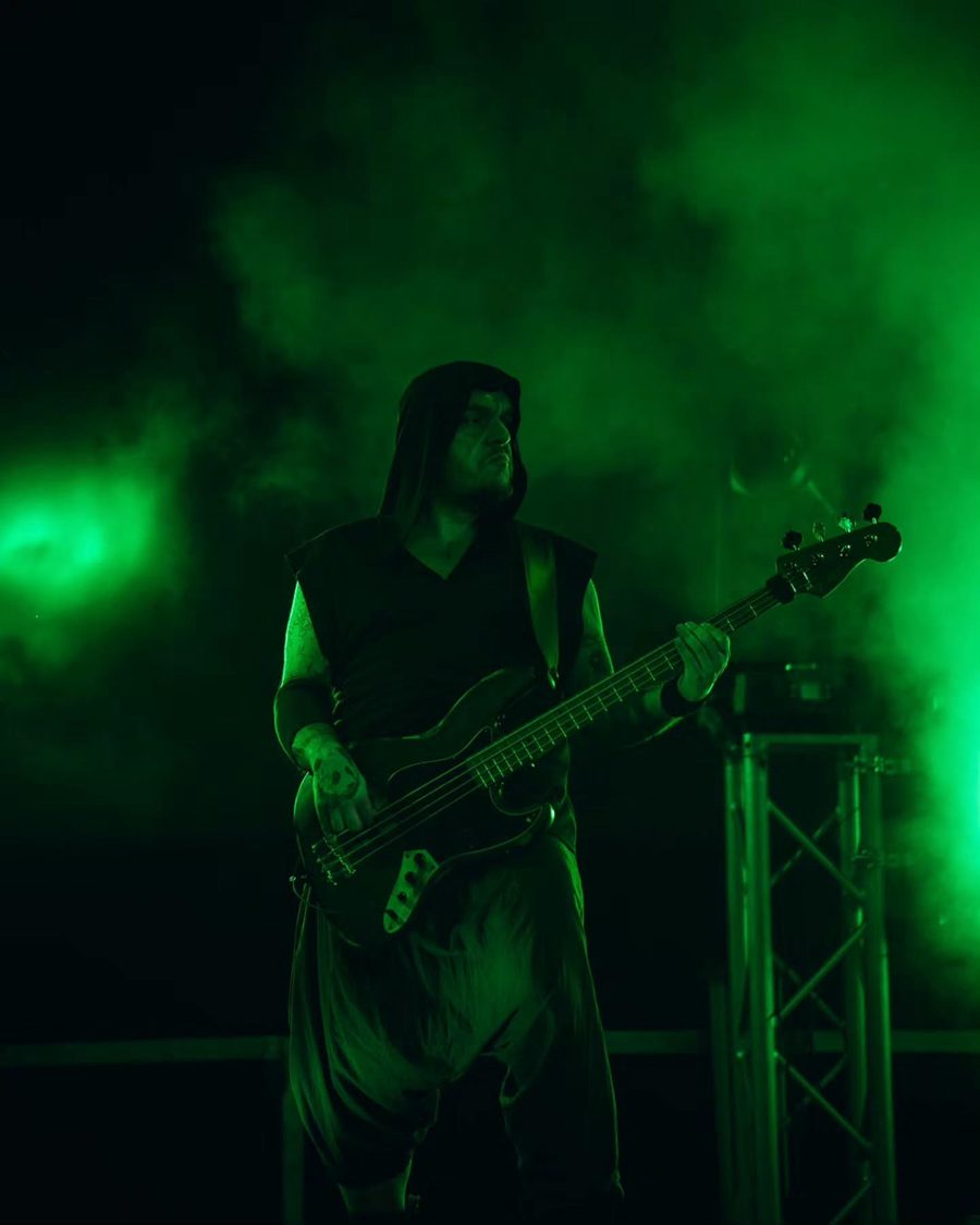Il bassista degli Übermensch con il cappuccio, in luce verde
