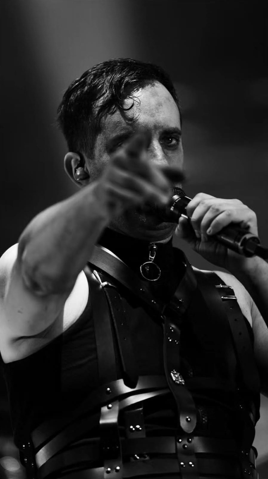Il cantante degli Übermensch che indica il pubblico, in bianco e nero